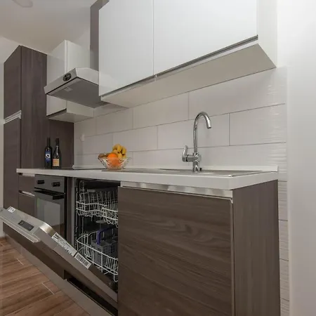 Mtv - Private Parking, Fast Wi-fi & Steps To The Daire